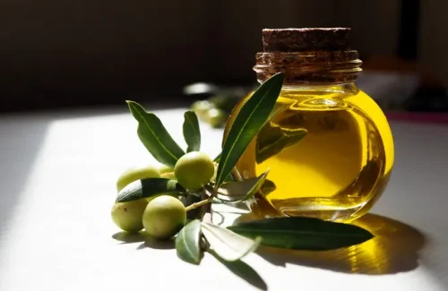Extra-live-olive-oil-health-benefits-why-is-it-best-for-light-cooking